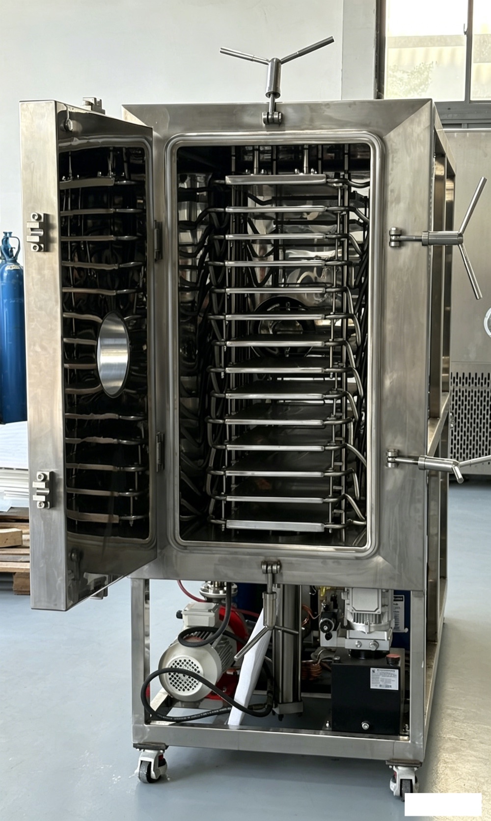 Open chamber view of Command F Flexible Shelf GMP Freeze Dryer shelf stack